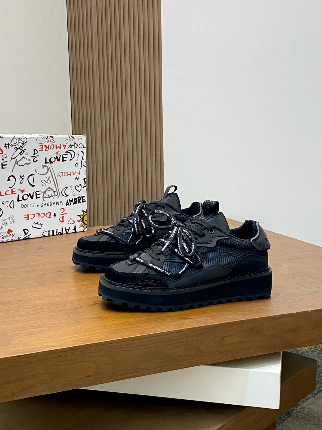 Men's men's shoes💰800 Dolce&Gabbana/Dolce & Gabbana men's new casual sports shoes This sneaker is made of multiple materials. The nylon fabric upper is integrated with glossy leather, suede leather and rubber elements, and is decorated with reflective details. It has a silk-screen logo and a dual design of thick round and flat laces. It has a square toe, rubber foam midsole and gear pattern rubber composite sole decorated with the iconic "DG" logo. The shoe body is decorated with three-dimensional labels with the brand logo in many places. The style is fashionable and elegant, and the unique design is presented in a dazzling and modern new language. The fabric towel lining is paired with logo cowhide feet for a stylish and stylish look! Comes with a full set of packaging! Size: 39-40-41-42-43-44 leather shoe size (38/45 can be customized but does not support returns)